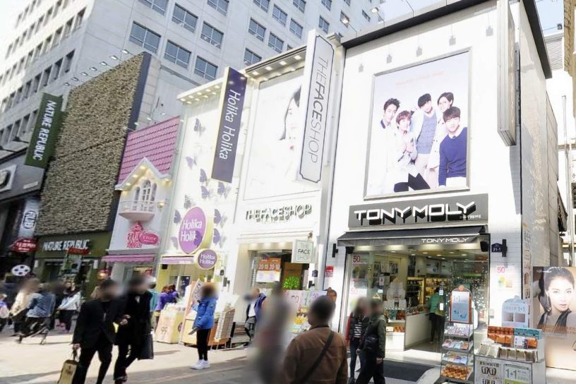 홀리카홀리카, 더페이스샵, 토니모리의 간판이 나란히 이어지던 시절.&nbsp; 화장품 브랜드가 명동 거리의 주요 풍경을 이루고 있었습니다.&nbsp;